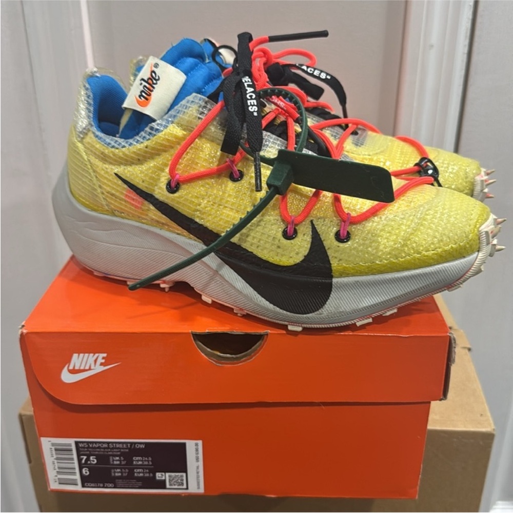 Nike Vapor Street Off-White
Tour Yellow/Black/Light Bone
Size 7.5 Women
